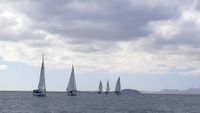 Foto: Reihe von Regattaschiffen